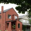 Atlas House, rumah bata merah beratap pelana di lahan sudut Toronto