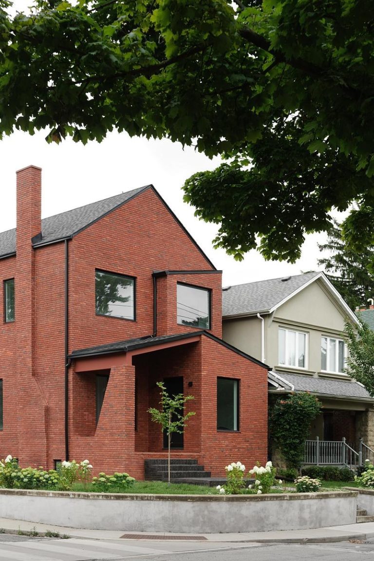 Atlas House, rumah bata merah beratap pelana di lahan sudut Toronto