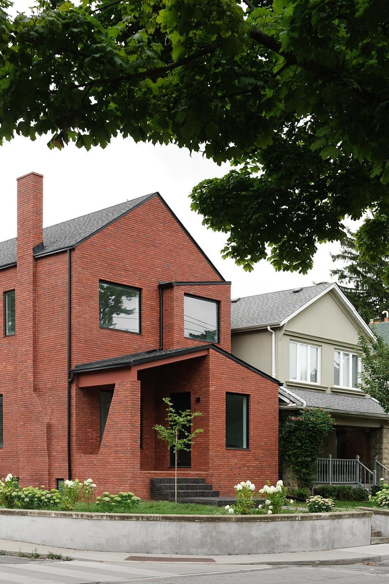 Atlas House, rumah bata merah beratap pelana di lahan sudut Toronto