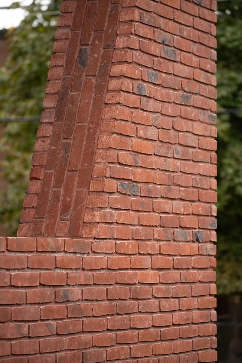 Detail susunan bata Belgia buatan tangan pada fasad Atlas House