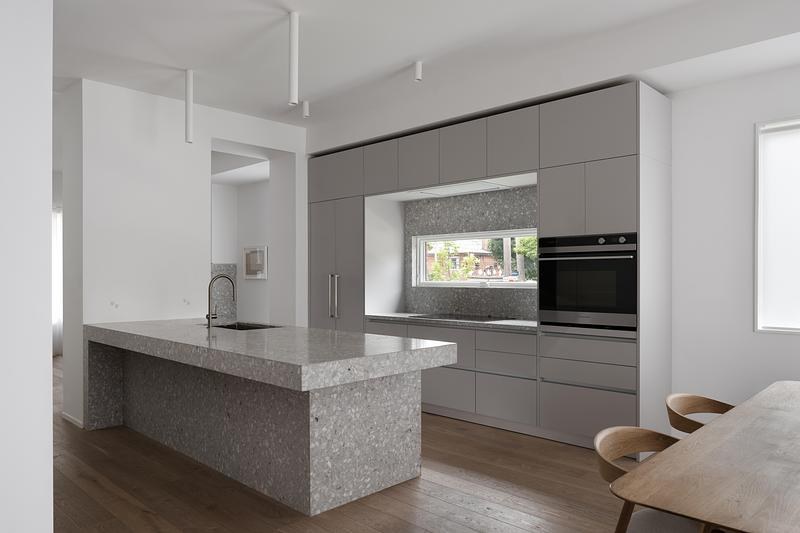 Dapur Atlas House dengan meja pulau terrazzo