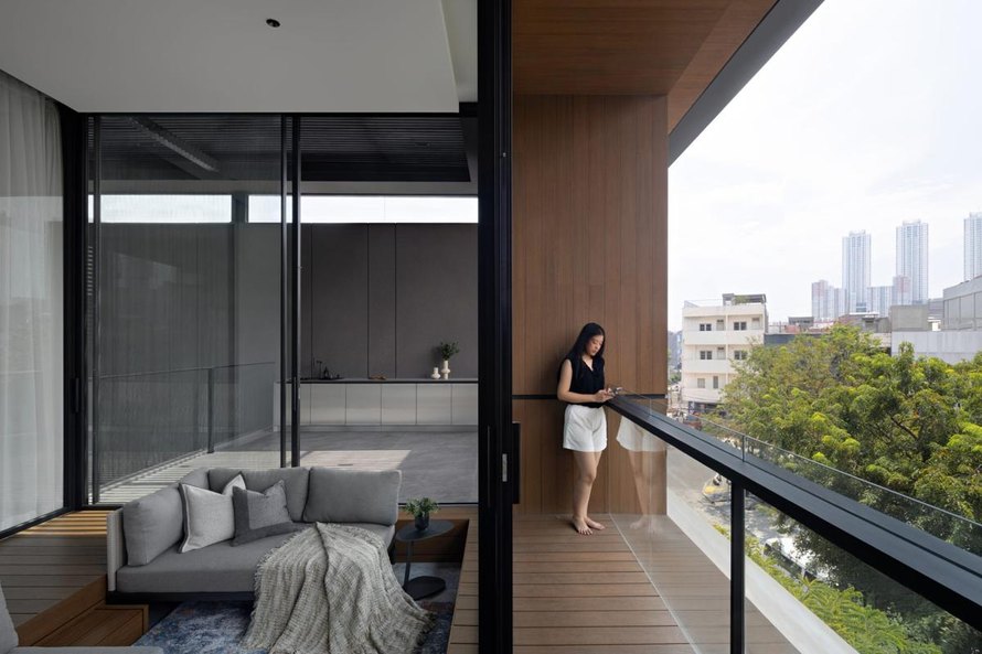 Balkon AD House dengan ruang duduk dan pemandangan kota