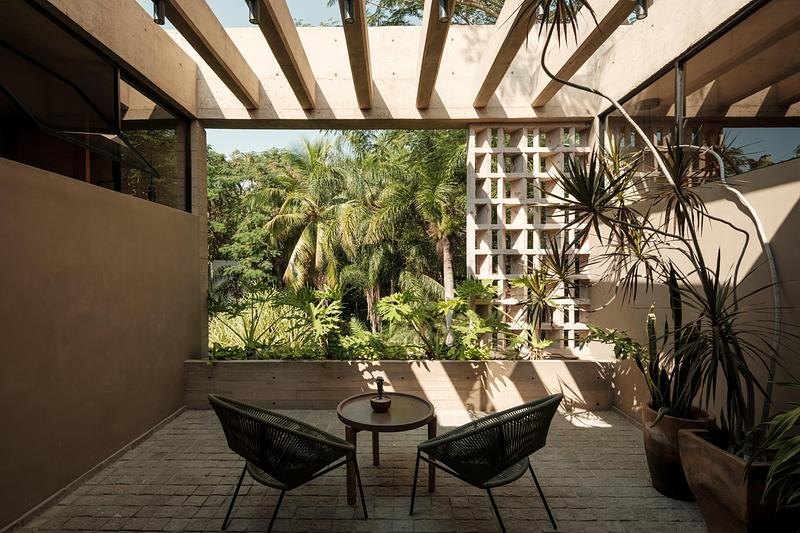 Teras Casa Akina dengan kursi dan pergola kayu
