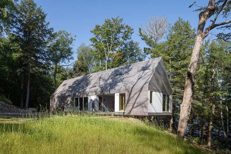 Eksterior rumah kayu DogTrot Magnetawan di tengah pepohonan
