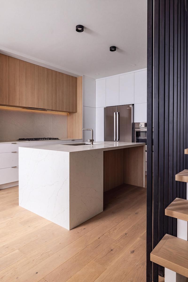 Dapur unit B Haus A36 dengan kabinet putih dan kayu