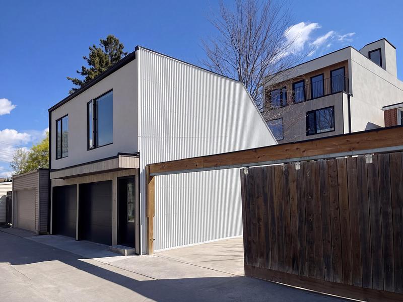 Rumah laneway Haus A36 dengan bangunan utama di sampingnya