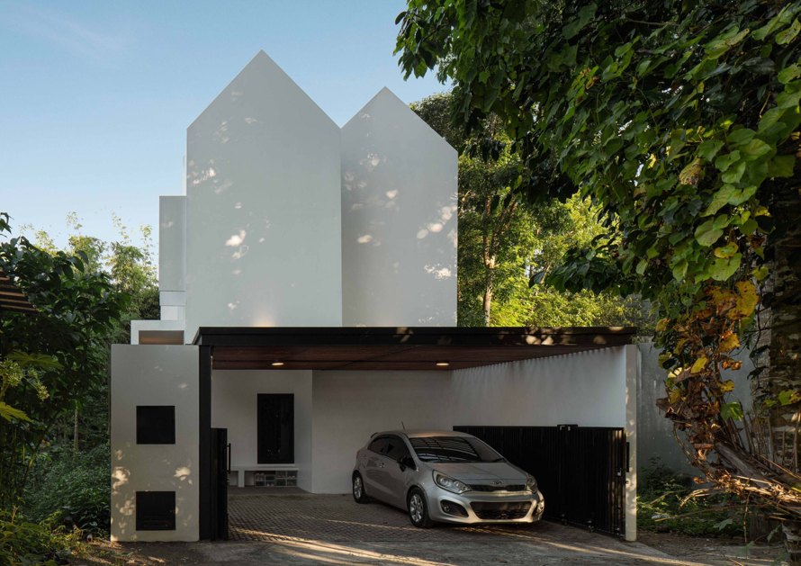 Fasad putih Houseofhansan di Bantul, Yogyakarta