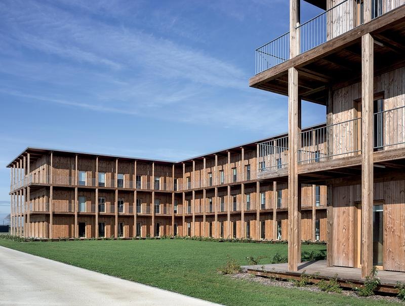 Fasad selasar kayu bertingkat Hennessy Village
