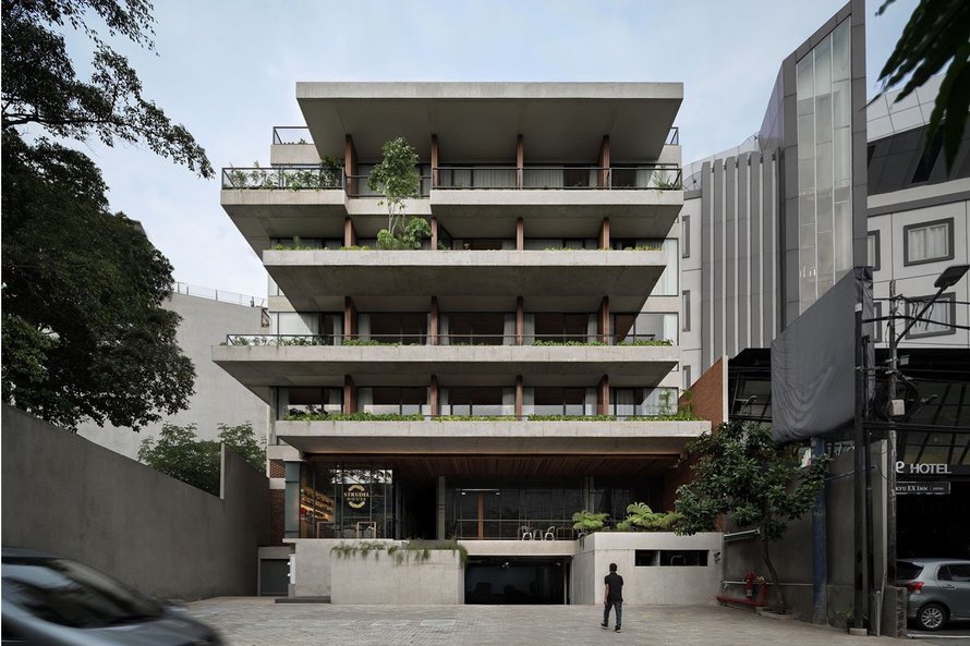 Fasad Nagomi Suites di Jakarta Selatan dengan taman pada setiap tingkat