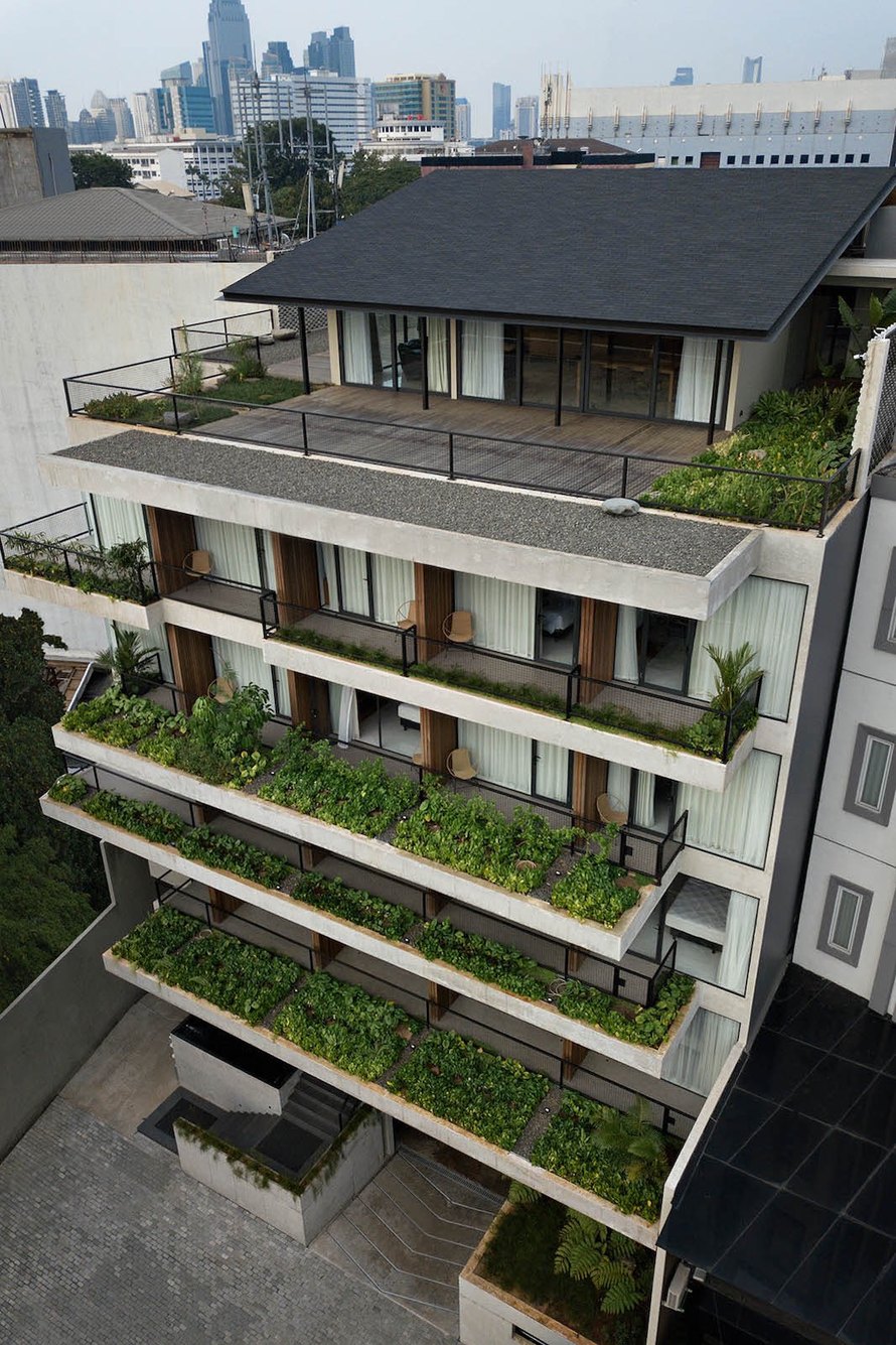 Taman bertingkat dan balkon Nagomi Suites dilihat dari atas