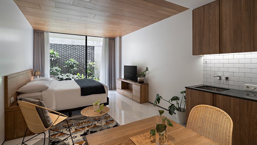 Unit suite dengan pantry dan taman di luar bukaan