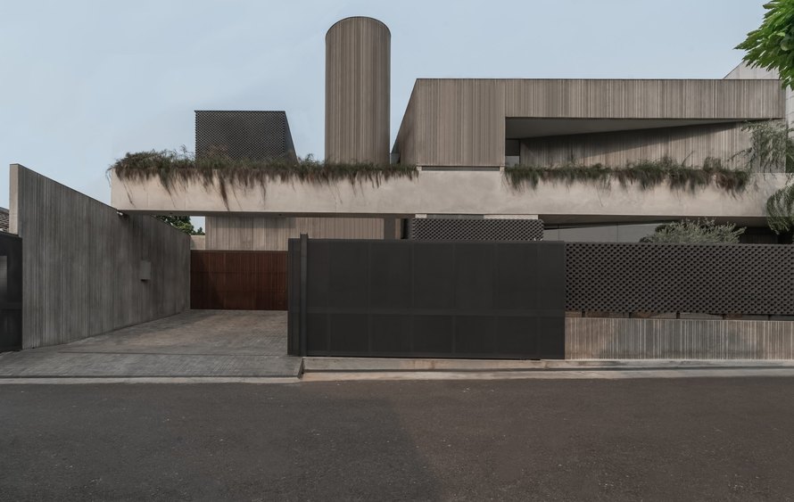 Fasad depan RJH House karya Wiyoga Nurdiansyah di Jakarta Selatan