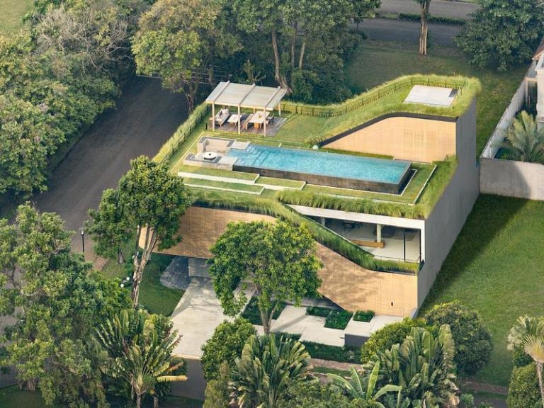 Foto udara Split Mass Residence dengan kolam renang dan atap hijau